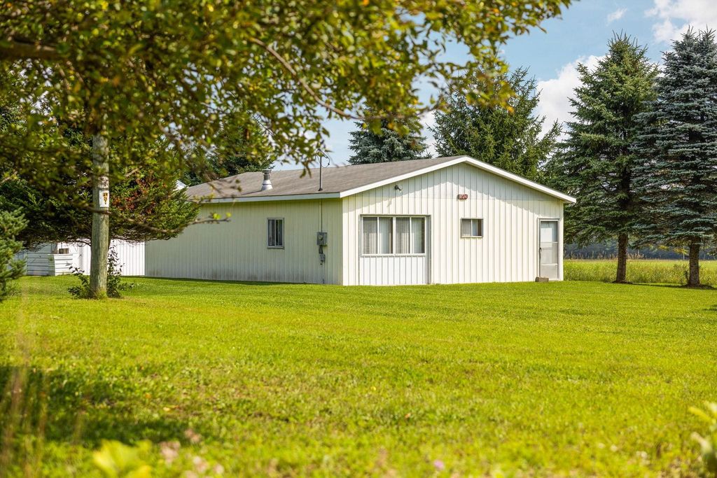 6726 S Snyder Road, Springfield township