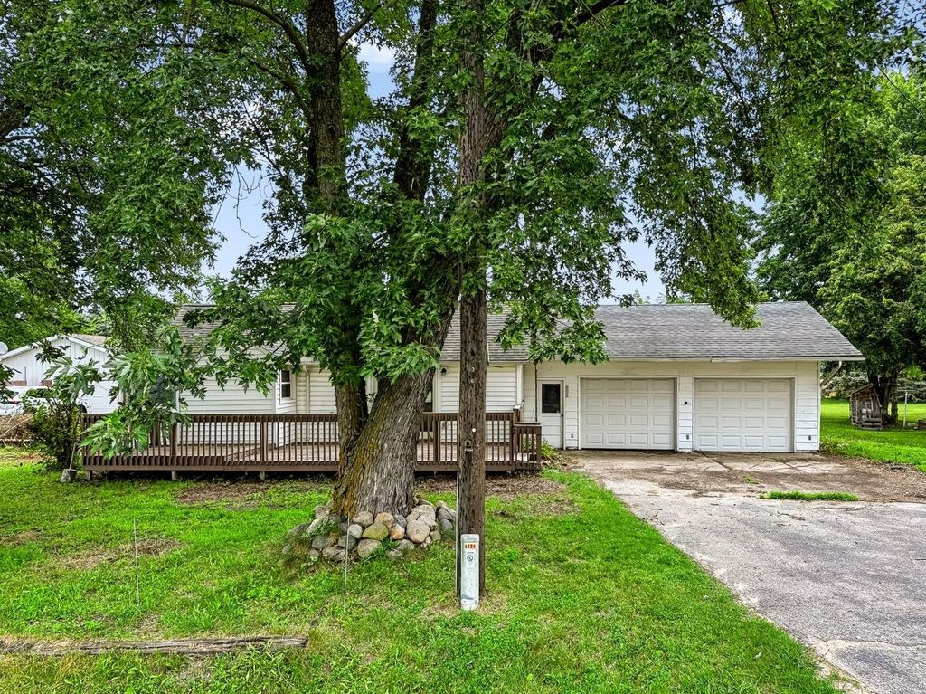 4334 N Mission, Rosebush village