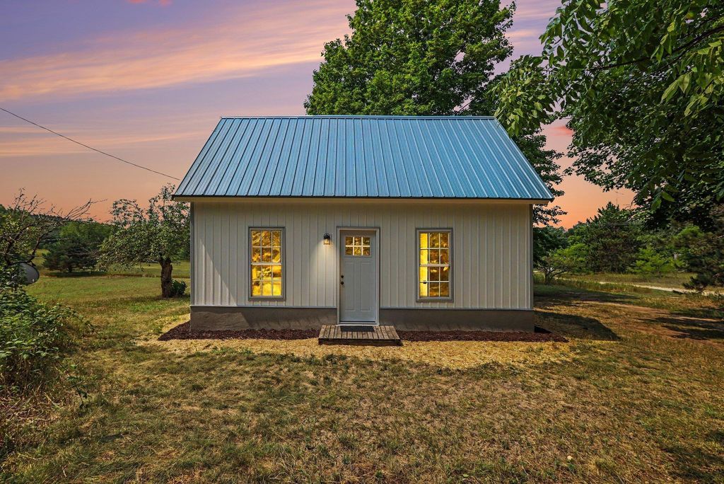912 S Clark, Springville township