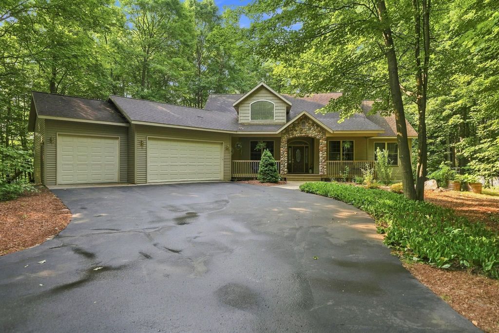 982 Shamrock, East Bay township