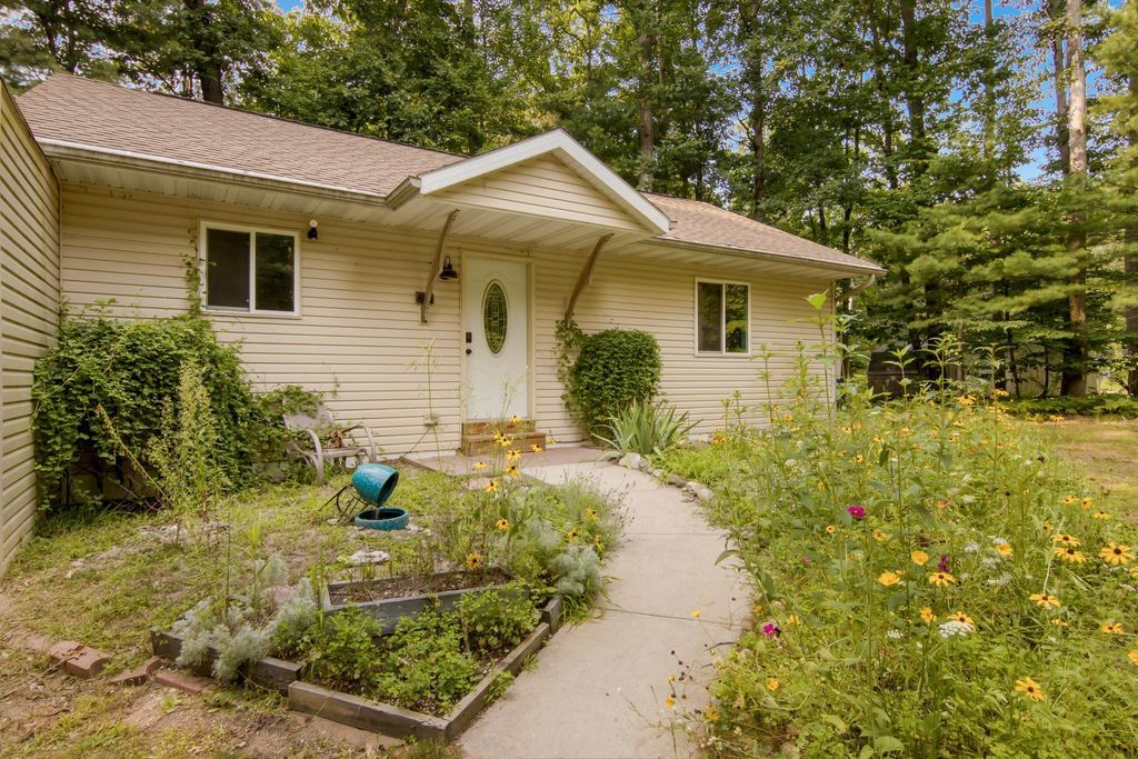 880 Cedar, Green Lake township