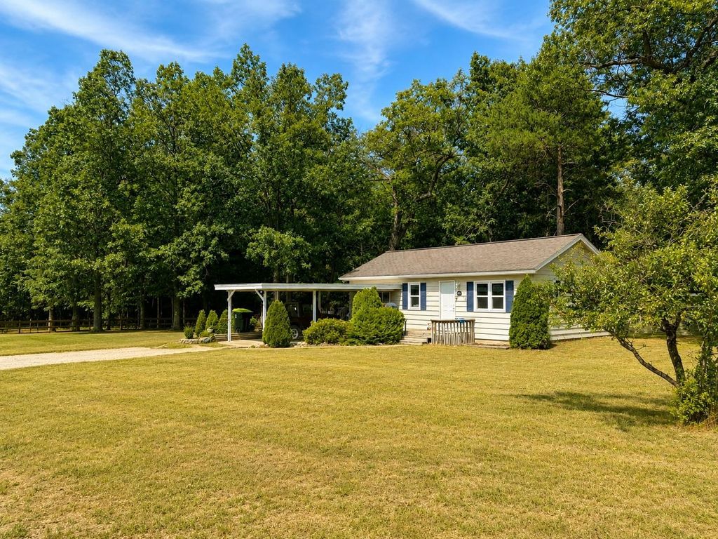 885 Parsons, East Bay township