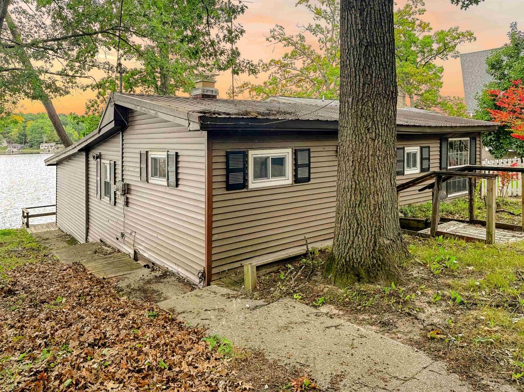 1361 N Crooked Lake, Lake