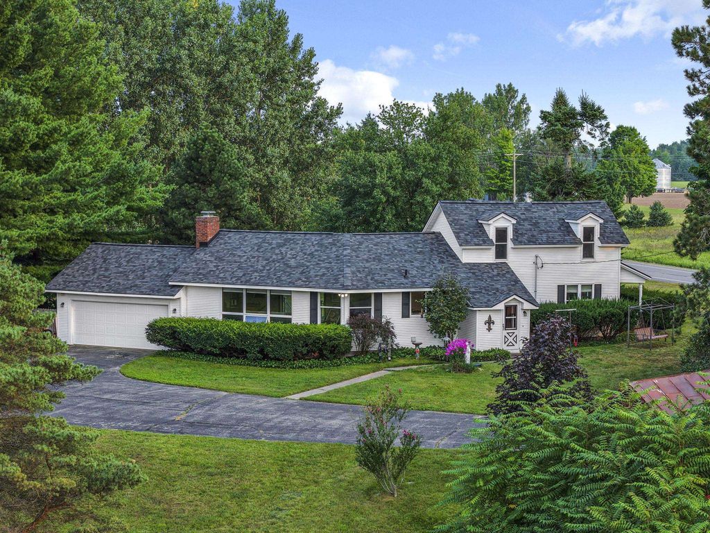 425 Garfield Road, S, East Bay township
