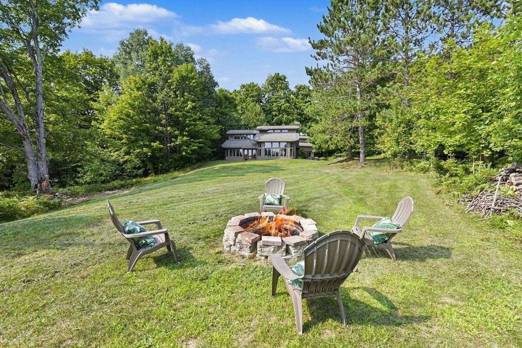 715 Sequanota, East Jordan