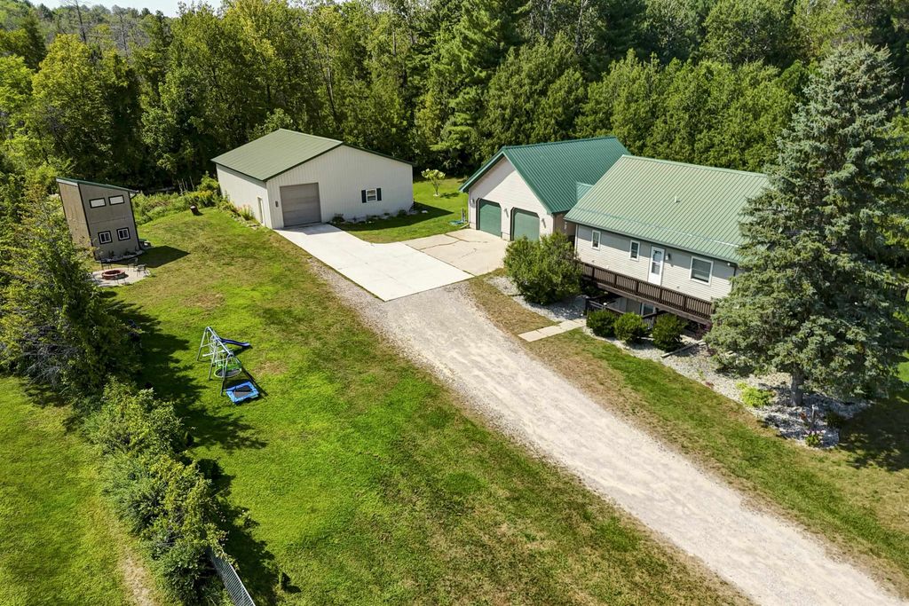 8224 S Schomberg, Solon township