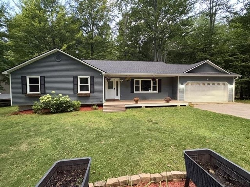 8570 Bent Pine, Almira township