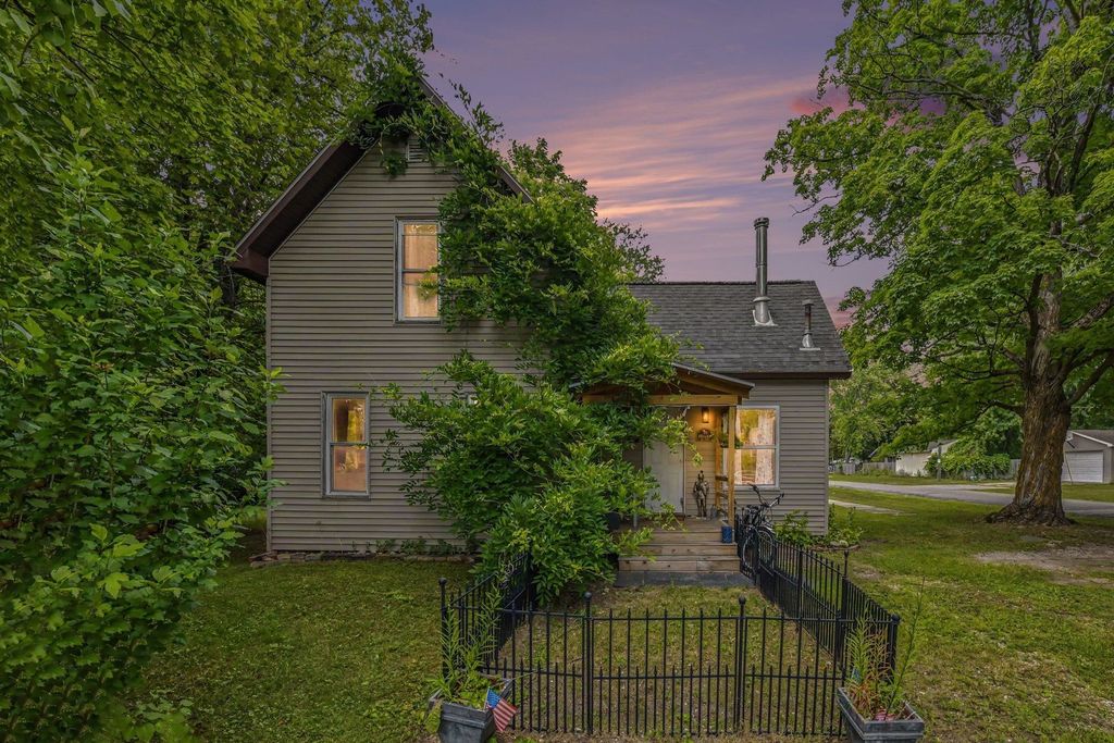 14596 Thompson, Thompsonville village