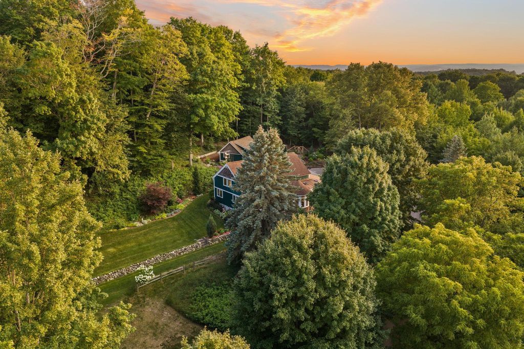 6020 E Hackett, Solon township
