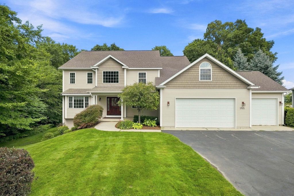 1521 Bee, Blair township