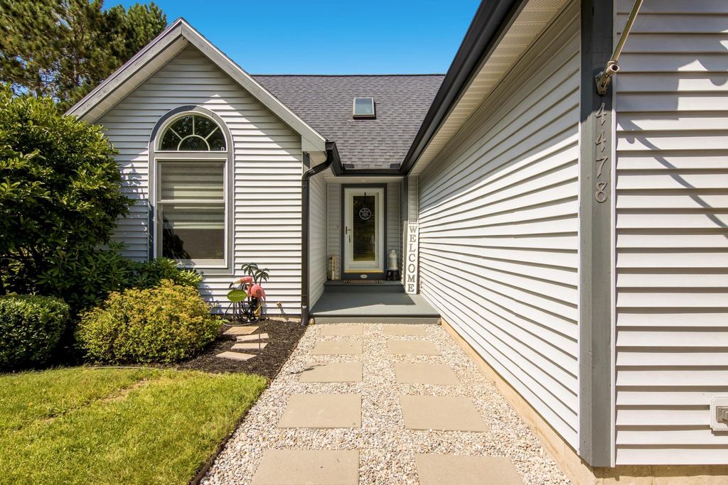 4478 Hampshire Dr, Acme township