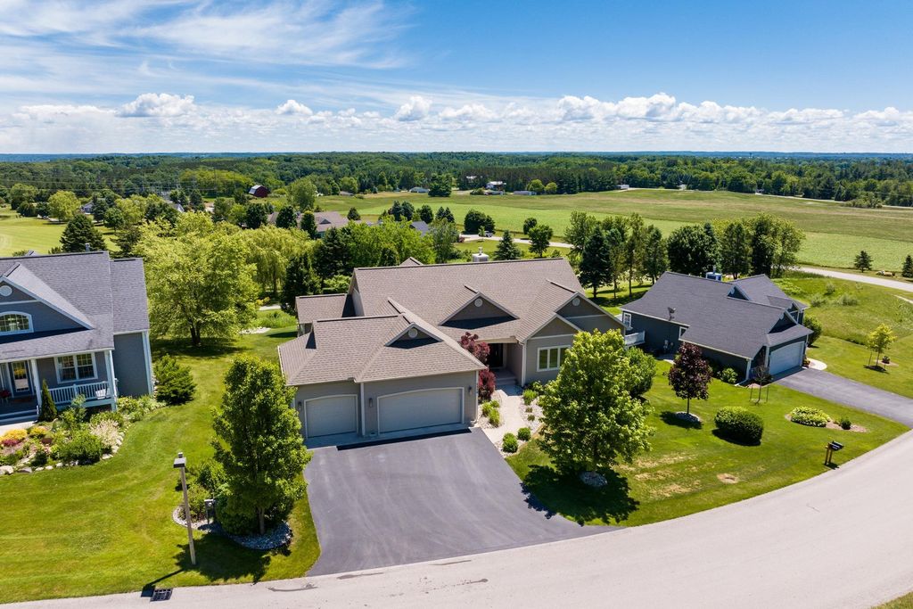 2536 W Crown Dr, Garfield charter township