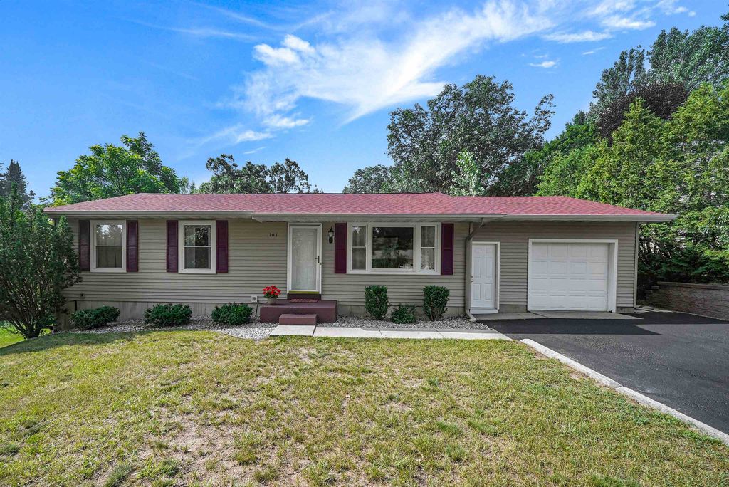 1101 Knoll Crest, Garfield charter township