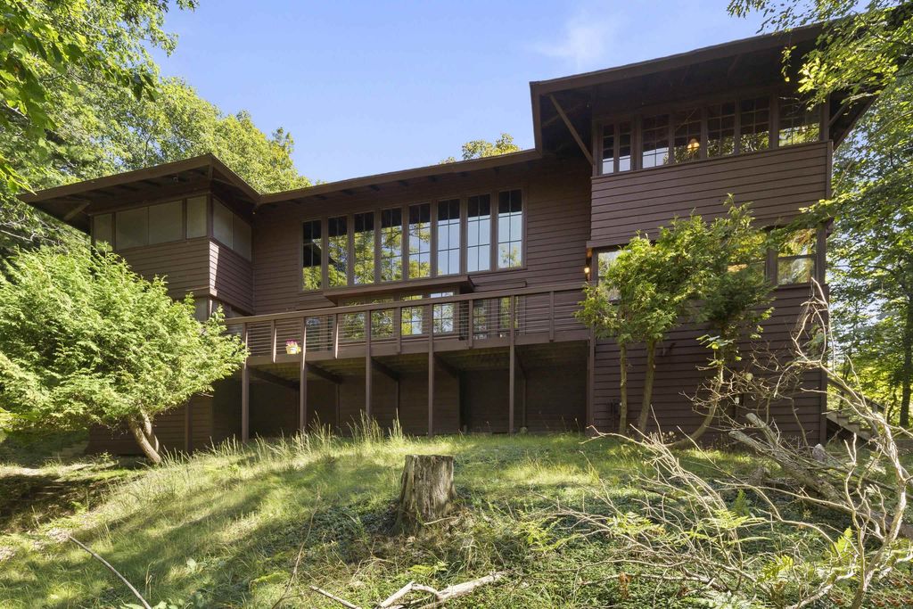 3512 Crystal, Lake township