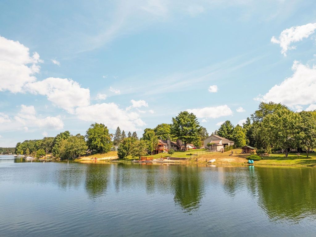 392 Gitchegumee Dr, Hanover township