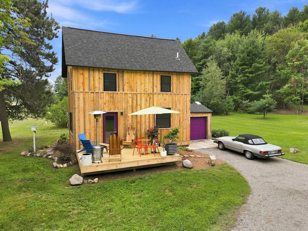 10102 Cherry Ave, Milton township