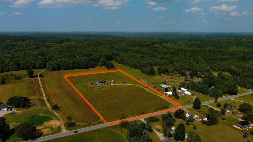 191 E Center, Paradise township