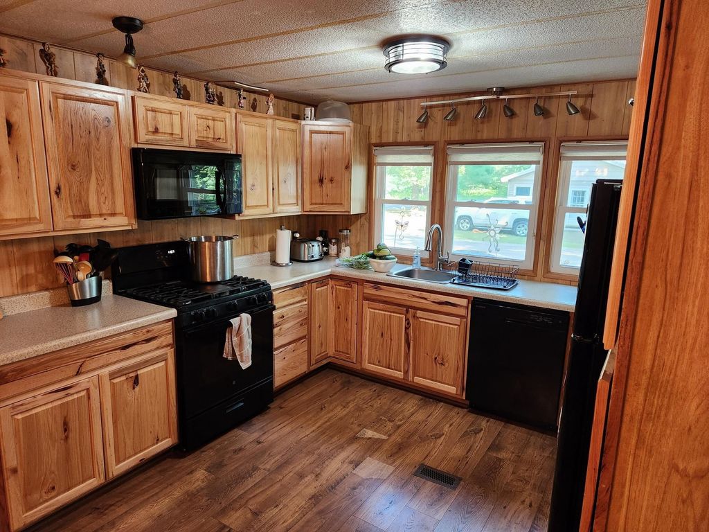 13876 Merrill, Blue Lake township