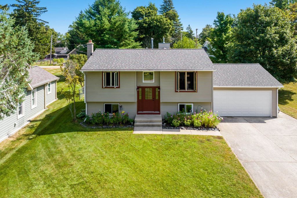 613 Spruce St, Elk Rapids township