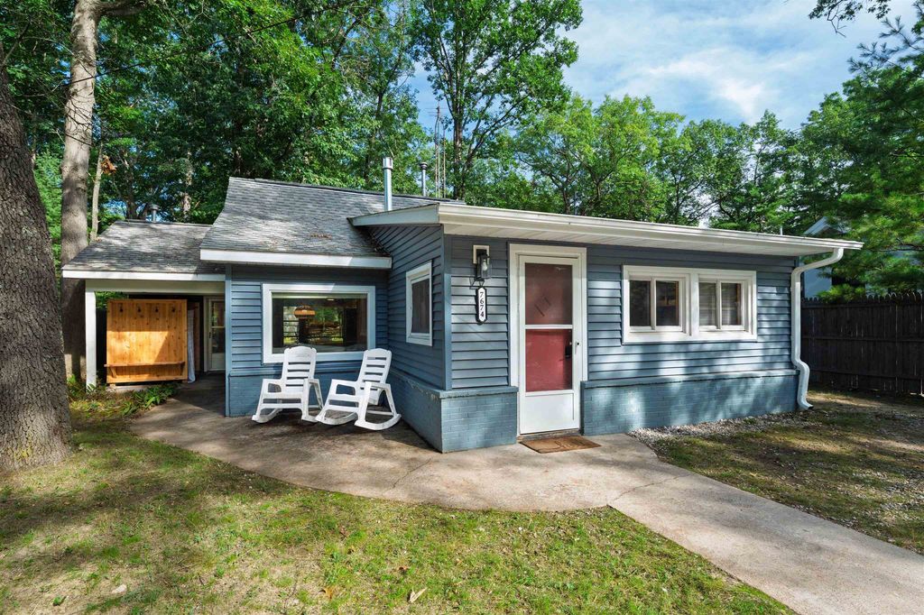 7674 Ladd Dr, Clearwater township