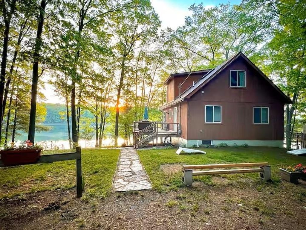 18819 Lakewood, Almira township