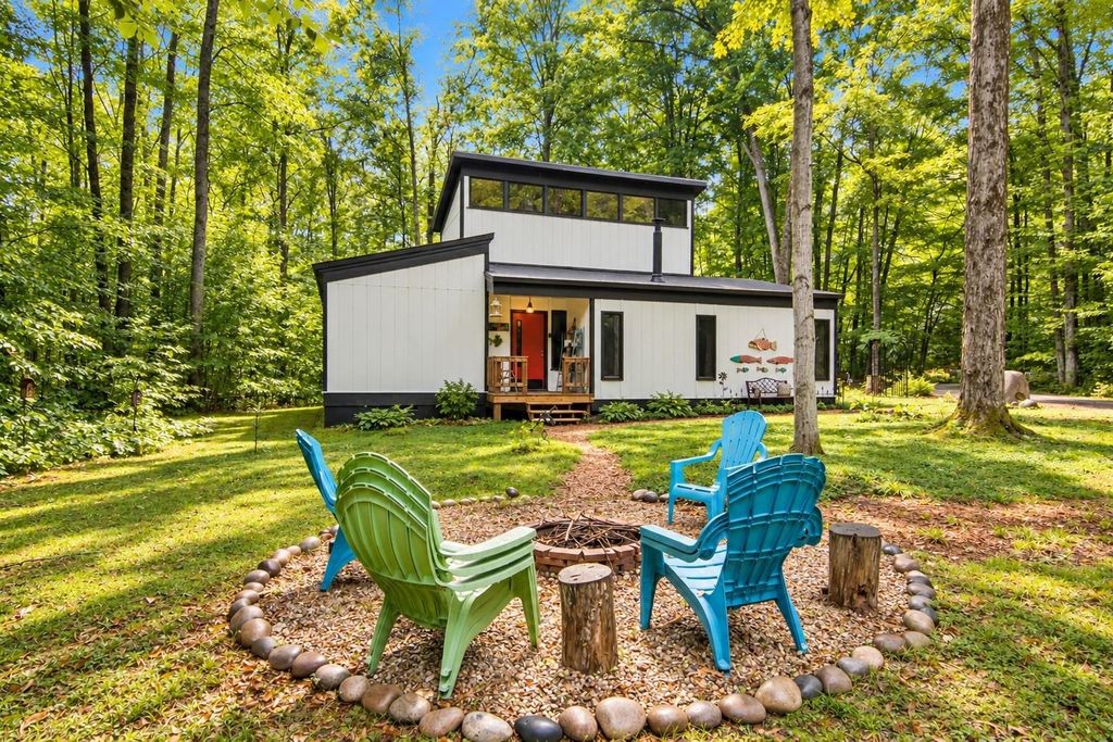 6535 Undervalden, Custer township