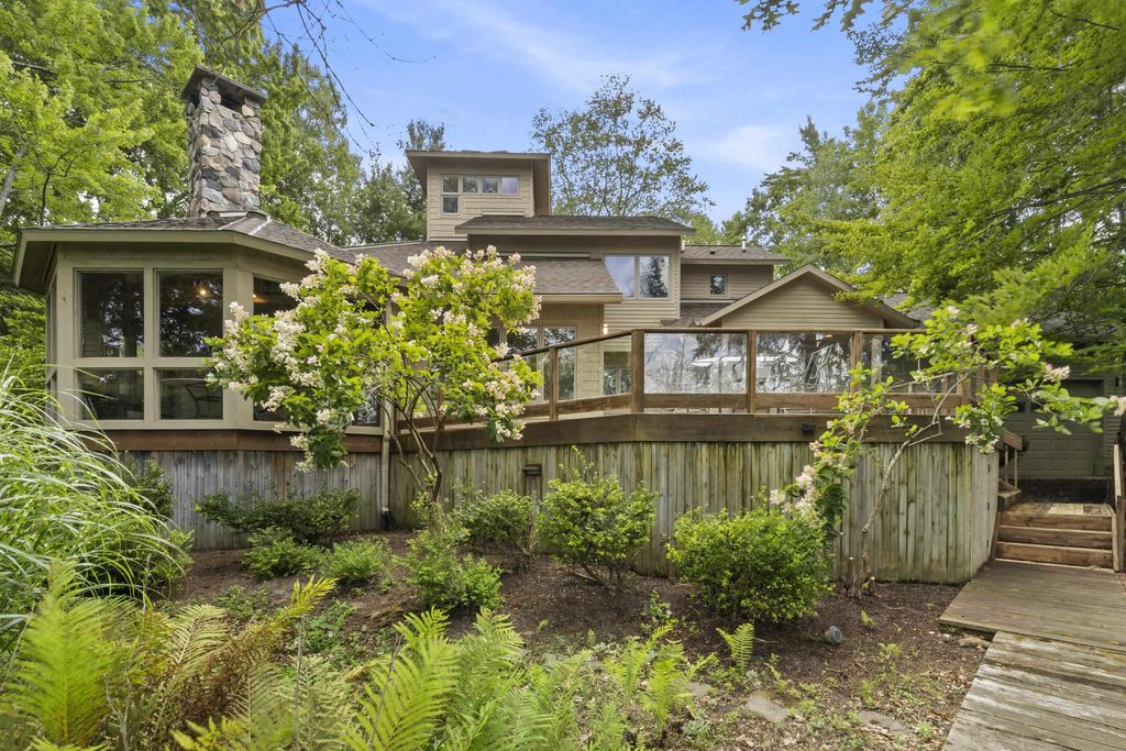 10376 Harmony Dr, Interlochen