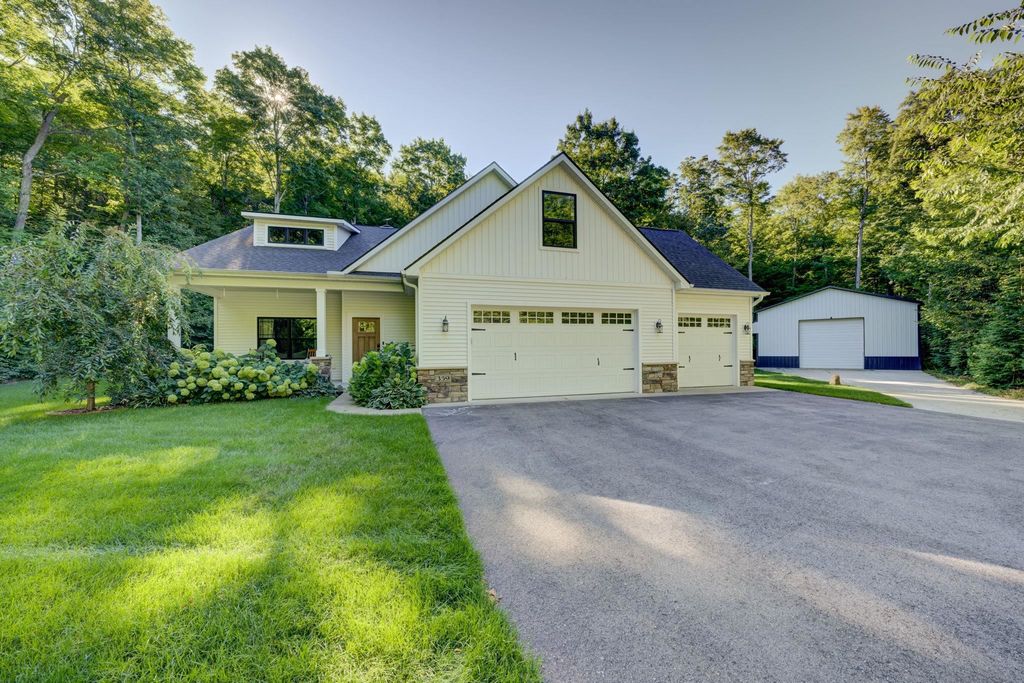 359 W Valley, Maple City