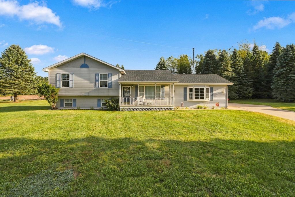 2005 Holland Cir, Traverse City