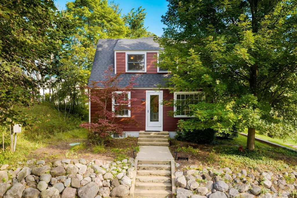 110 W Park Dr, Northport