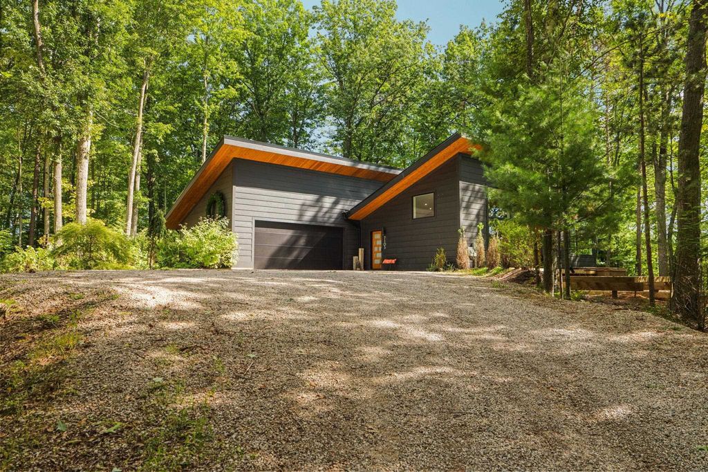 7103 Lake View, Lake Ann