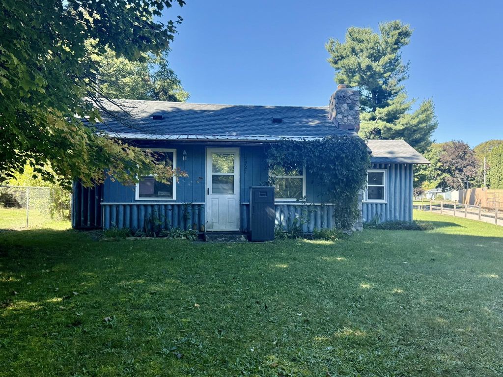2927 N Main, Central Lake