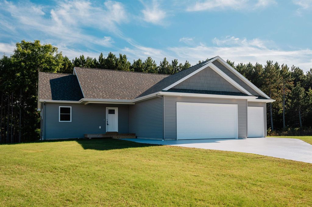 850 Coyote Ln, Traverse City