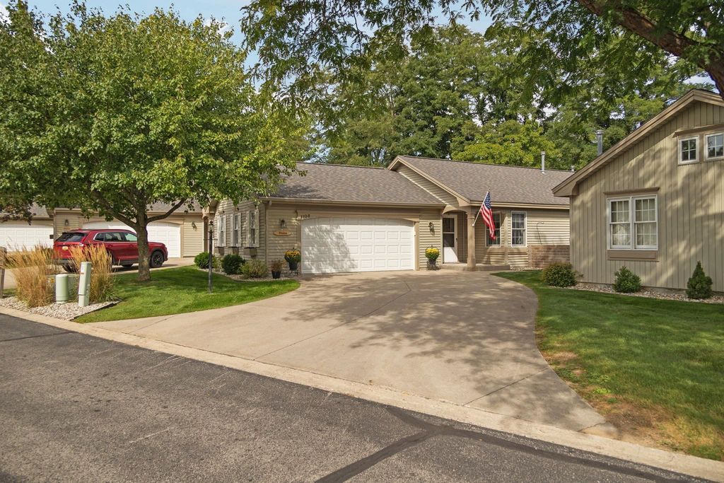 1108 Hemingway Ln, Traverse City