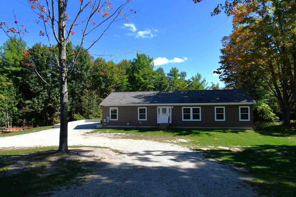 4012 Loeb, Charlevoix
