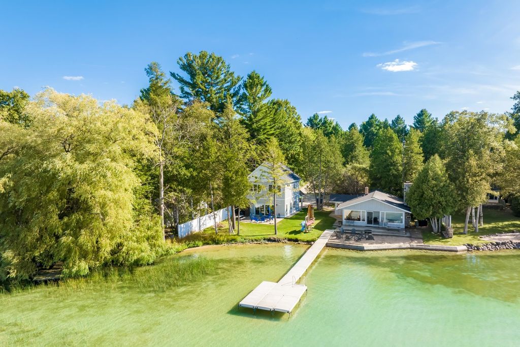 560 E Harbor, Maple City