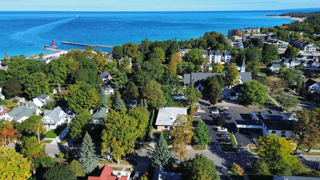 205 Clinton, Charlevoix