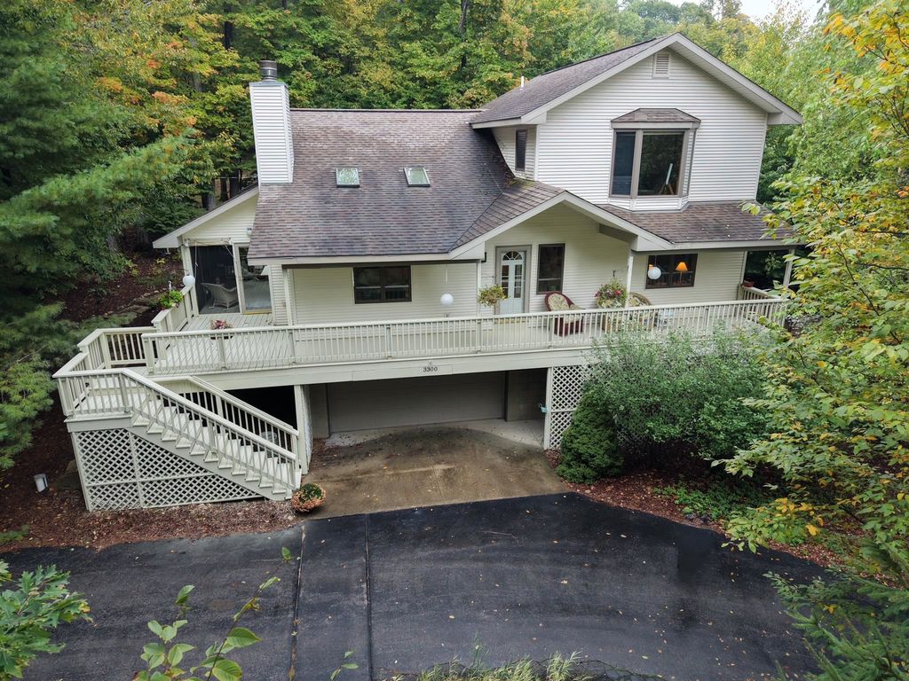 3300 W Trumbull, Maple City