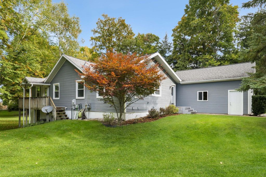 711 Brackel Point Dr, Traverse City