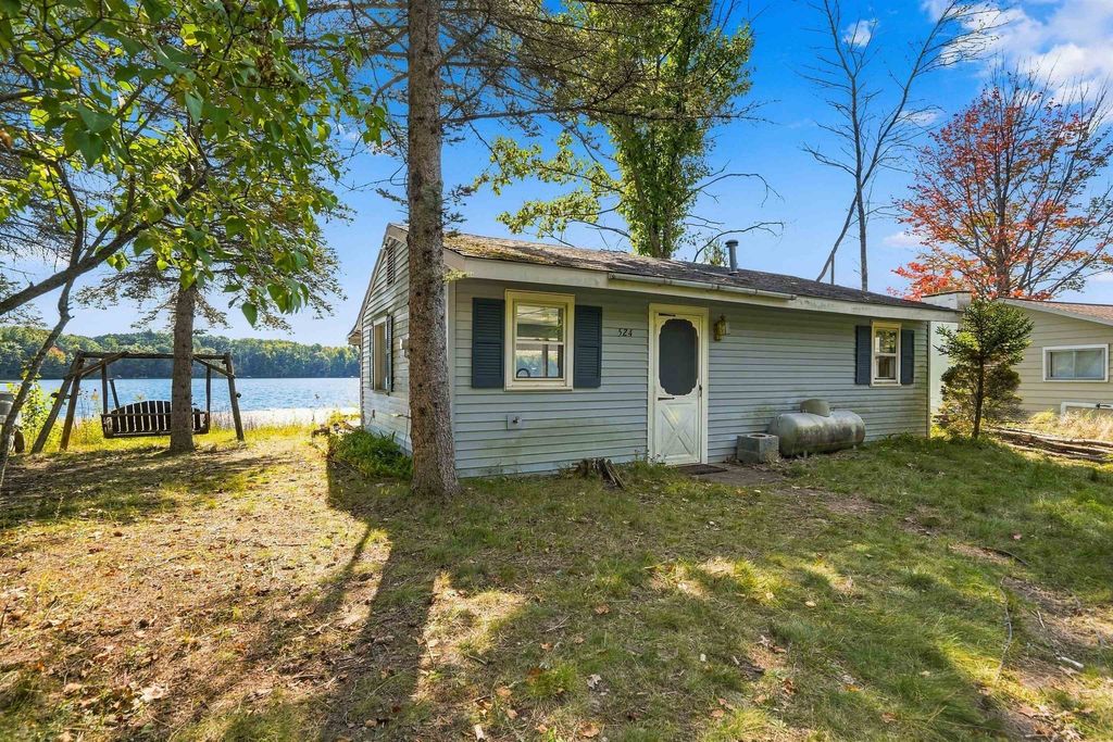 524 Island View Dr, Traverse City