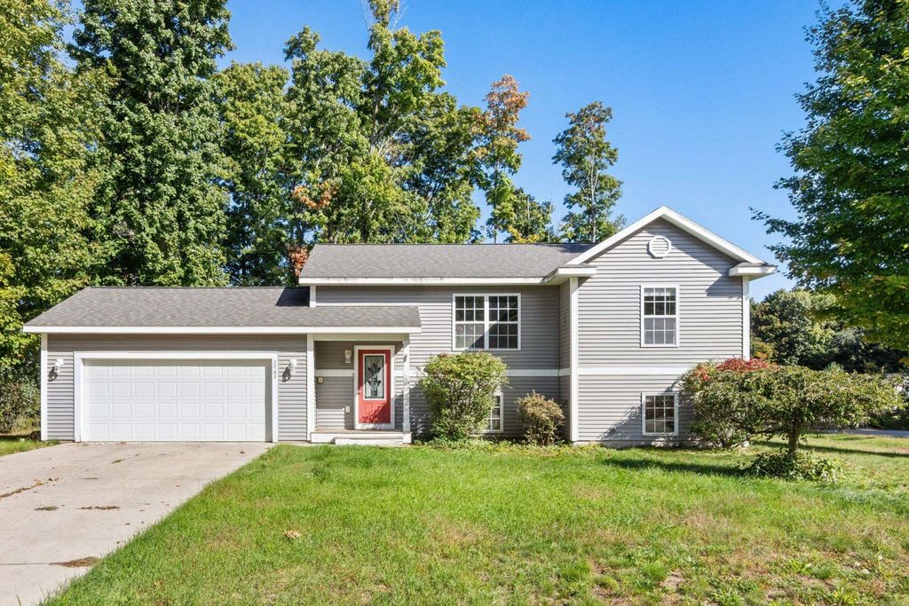 2063 Pine Valley Cir, Traverse City