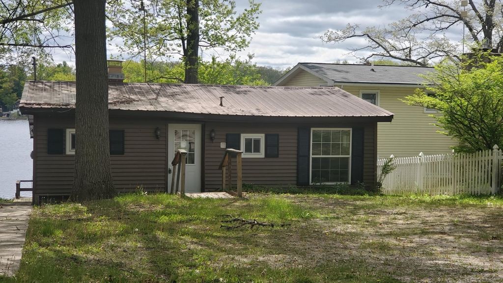 1361 N Crooked Lake, Garfield township