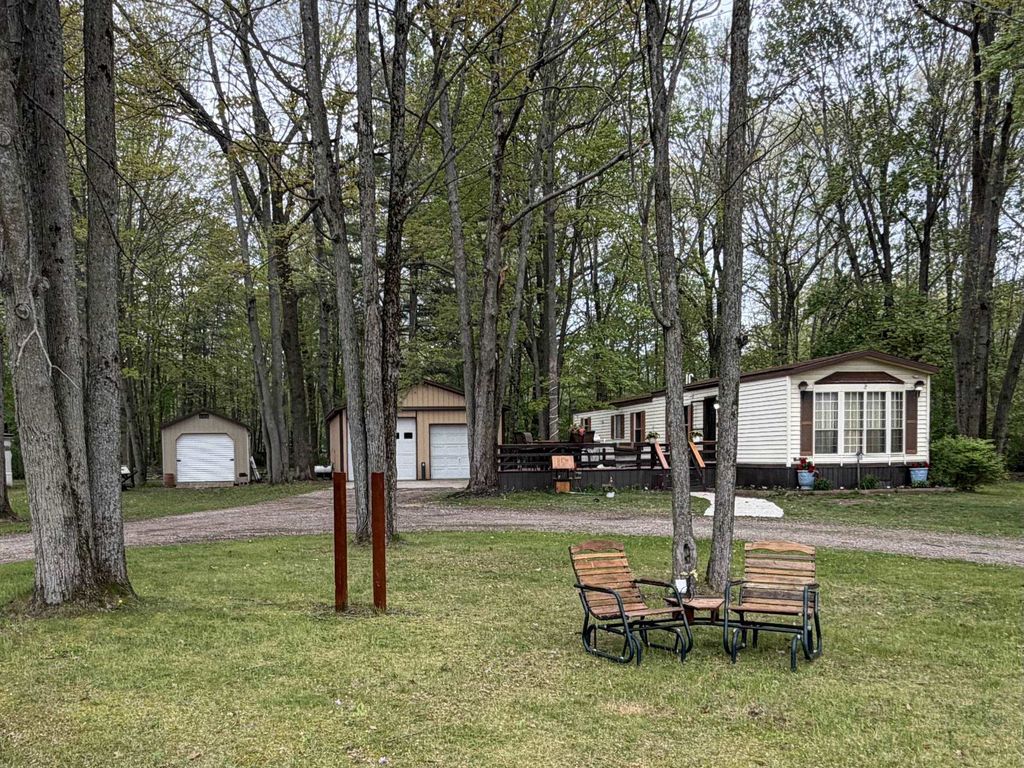 2245 Edgewood, Surrey township