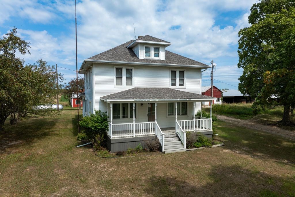 402 W Chapman Rd, Fremont township