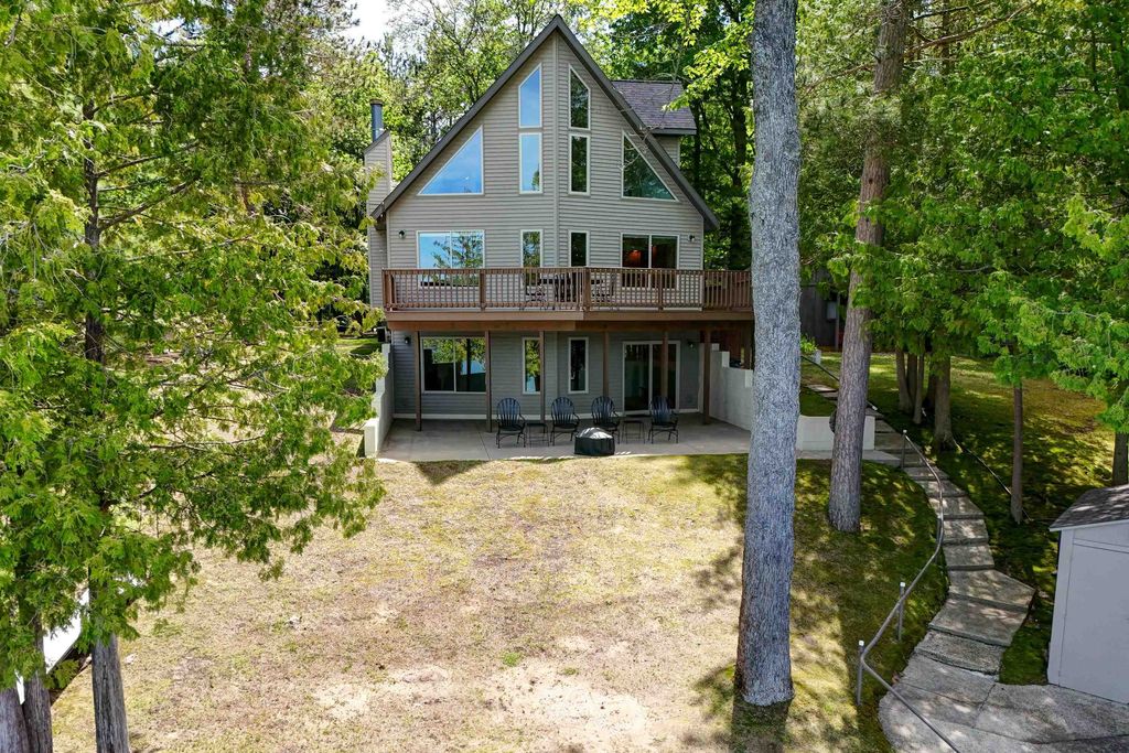 6777 Blue Lake Road, Ne, Blue Lake township