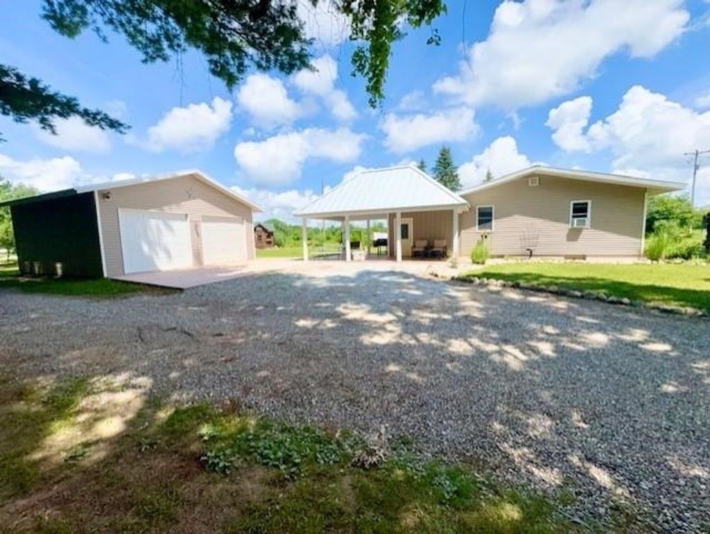 4721 E Sidney, Evergreen township