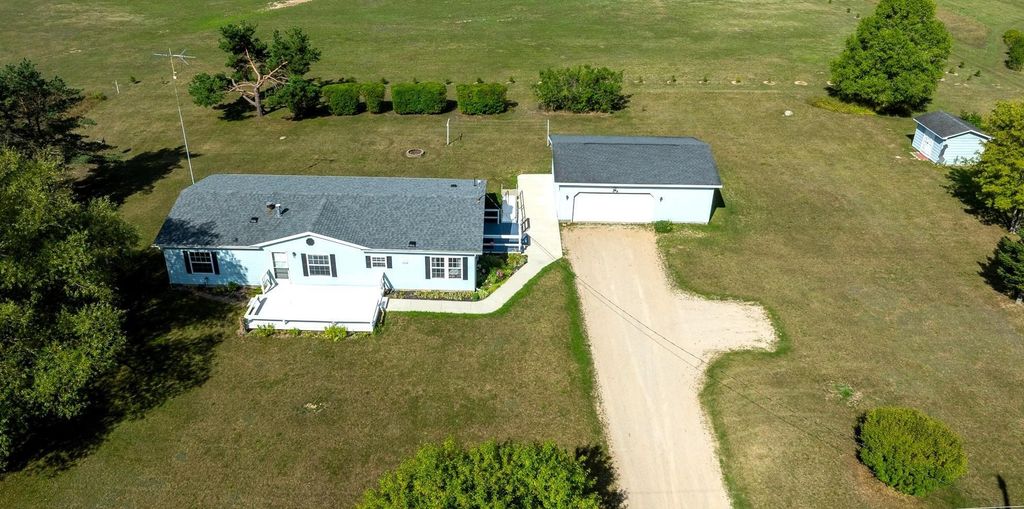2924 S Gilmore, Deerfield township