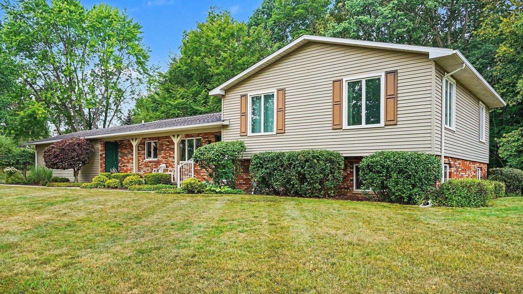 1492 W Bluegrass, Deerfield township