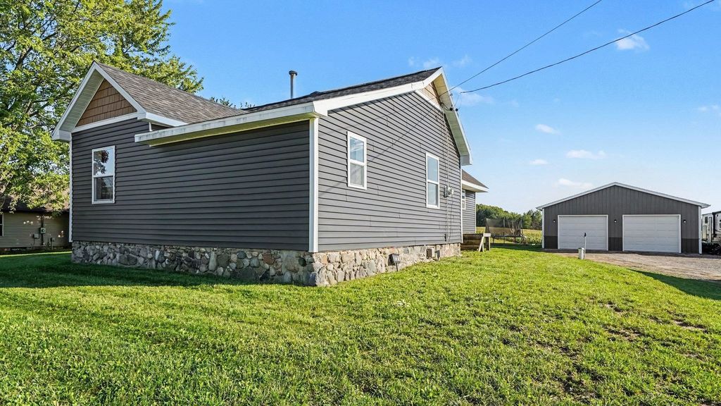3212 E Surrey, Clare