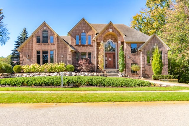 1987 Carsons Cove, Commerce charter township